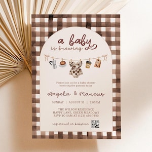Op de afbeelding: Babyborrel uitnodiging met een bruin en wit ruitpatroon. De uitnodiging bevat de tekst "a baby is brewing" en details voor de babyborrel van Angela & Marcus, inclusief datum, tijd en locatie.