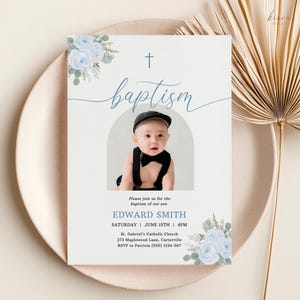 Modèle de carte d'invitation de baptême floral bleu pour garçon, design simple et élégant avec photo - 002BAPB