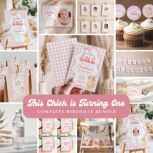 Op de afbeelding: Een compleet verjaardagsbundel met een roze ruitjesthema. Inclusief uitnodigingen, cupcake toppers, banners en borden. De tekst "This Chick is Turning One" staat prominent weergegeven. Het ontwerp bevat een illustratie van een kuiken.