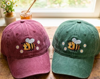 Gorro Pixel Bee bordado: Gorra estilo cottagecore inspirada en la naturaleza y las flores silvestres. Regalo ideal.