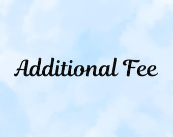 Könnte beinhalten: Die Worte "Additional Fee" in schwarzer, kursiver Schrift sind auf einem hellblauen Hintergrund mit weißen, flauschigen Wolken zentriert. Der Text ist der Hauptfokus des Bildes.
