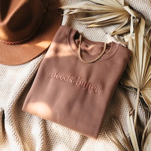 Sweat brodé Broderie Needs Butter : t-shirt amusant pour gourmets