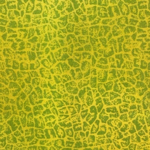 Pode incluir: Close-up de um tecido texturizado com um padrão repetitivo de formas interconectadas. O tecido apresenta uma paleta de cores vibrantes de amarelo e verde, criando um design visualmente marcante. O padrão assemelha-se a uma rede de formas orgânicas.