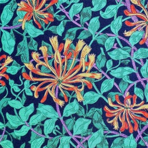 Peut inclure: Un tissu avec un motif floral répété. Le motif présente des fleurs orange et jaunes, des feuilles vertes et des vignes violettes sur un fond bleu foncé. Le motif détaillé et vibrant convient à divers projets d'artisanat.