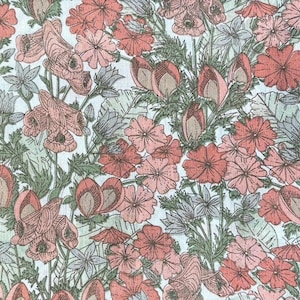 Pode incluir: Tecido floral com um padrão denso de flores estilizadas em tons de coral, rosa e verde-acinzentado sobre um fundo branco. O design inclui vários tipos de flores, com pétalas e folhas detalhadas, criando uma estética vintage.