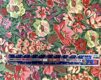 Vintage Blumenstoff: Pink, Rot, Lila Blumen auf Dunkelgrün - 111 cm breit