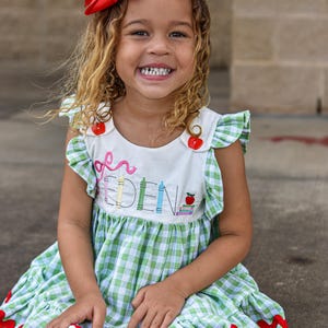 Personalisierte Zurück zu Schule Grün Gingham Tunika Set | Mädchen Apple Button Crayon Name Rüschen Outfit | Besticktes Schul Outfit