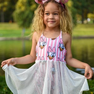 Daisy Duck inspiriertes Pastellrosa gestreiftes Kleinkind-Stramplerkleid mit funkelndem Netzüberzug -Mommy & Me passen zusammen