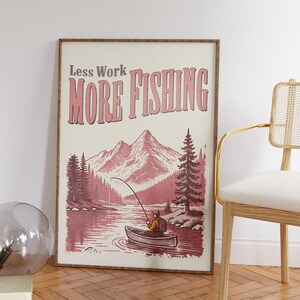 Arte mural "Menos trabajo, más pesca", impresión retro de peces, póster vintage de peces, decoración forestal para el hogar, decoración vintage para apartamentos, impresión de naturaleza montañosa