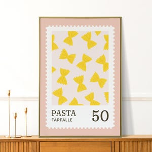 Pode incluir: Uma impressão artística emoldurada com fundo rosa e design de selo postal. O selo contém um padrão de massa farfalle amarela. O texto "PASTA FARFALLE" e o número "50" são impressos no selo.