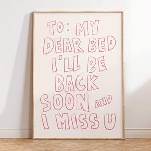 Querida cama, volveré pronto, lámina divertida para dormitorio, arte mural femenino, decoración estética para apartamentos, decoración de dormitorio preppy, dormitorio bonito, minimalista