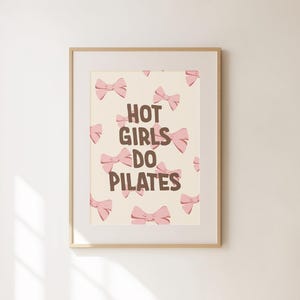 Hot Girls Do Pilates Print - Niedliche Pilates Wandkunst - Pilates Studio Dekor - Lustiges Geschenk für Pilates-Liebhaber & Lehrer - trendiges Fitness Poster