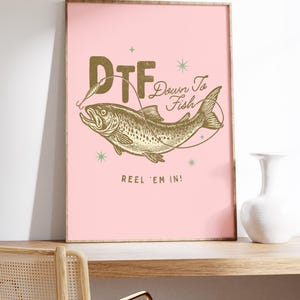 Impresión "Abajo a pescar", impresión retro de peces, póster vintage de peces, arte de pesca divertido, regalo para niña, decoración de casa en el lago, arte de pared de cabaña rosa, arte rosa