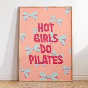 Hot Girls Do Pilates Print - Niedliche Pilates Wandkunst - Pilates Studio Dekor - Lustiges Geschenk für Pilates-Liebhaber & Lehrer - trendiges Fitness Poster