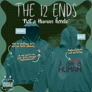 Puede incluir: Sudadera con capucha de color verde azulado con el texto "THE 12 ENDS" y "Not a Human hoodie." La parte delantera presenta texto y gráficos, mientras que la parte trasera muestra "I am a HUMAN" con un diseño de huellas dactilares. Las mangas tienen detalles bordados.