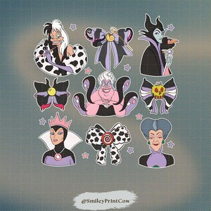 Op de afbeelding: Een verzameling cartoonafbeeldingen met Disney-schurken, waaronder Cruella de Vil, Maleficent en Ursula. De afbeeldingen zijn omgeven door stervormen en bevatten strikdesigns met verschillende patronen en kleuren.