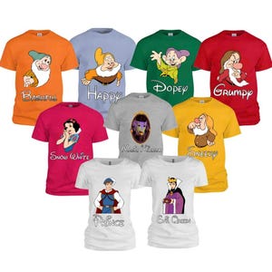 Può includere: Una collezione di magliette colorate con personaggi di un popolare film d'animazione. Le magliette mostrano immagini di Biancaneve, della Regina Cattiva e dei sette nani: Brontolo, Felice, Dotto, Brontolo, Eolo e il Principe.