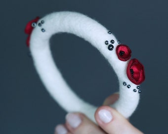 Felted bangle bracelet with red flowers, felt bracelet with poppies, wool bracelet, boho bracelet, handmade bracelet, red and white bracelet