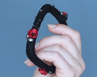 Bracelet jonc feutré avec fleurs de pavot, bracelet en laine, bracelet en fibre florale en feutre, bracelet noir et rouge, bracelet carré bohème