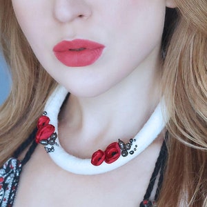 Handmade felted necklace with red poppies, flower necklace, necklace with red flowers, fabric necklace, felt necklace, gift necklace, summer