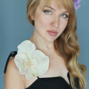 Gefilzte Orchidee Brosche, große gefilzte Orchidee Haarnadel, handgemachte Blüten Brosche, handgearbeitete Blüten Brosche mit Perlen, Beige weiße Blüten Brosche