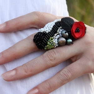 Anillo de cóctel con amapola de fieltro y cuentas, anillo de amapola roja, anillo de fibra, anillo de jardín, anillo ovalado grande, anillo de flores, anillo ajustable con perlas de cuentas