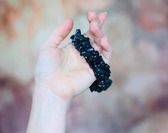 Pulsera bordada con cuentas de fieltro en negro: joyería bohemia con un toque especial