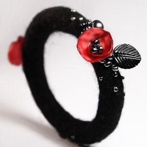 Felted bangle bracelet with poppy flowers by TrendeFemme, wool bracelet, felt floral fiber bracelet, black and red bracelet, bohemian boho bracelet