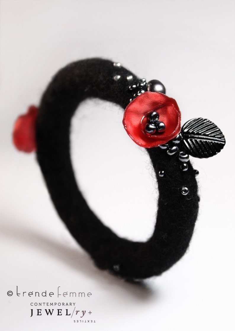 Felted bangle bracelet with poppy flowers by TrendeFemme, wool bracelet, felt floral fiber bracelet, black and red bracelet, bohemian boho bracelet