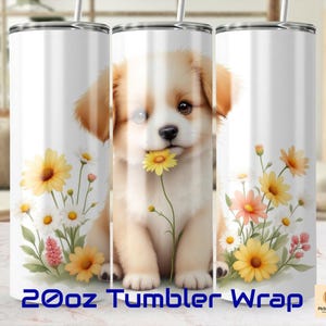 Può includere: Un involucro per bicchiere da 20 oz con un adorabile cucciolo bianco e marrone con un fiore in bocca. Il cucciolo è circondato da fiori gialli, bianchi e rosa. Il testo "20oz Tumbler Wrap" è in basso nell'immagine.