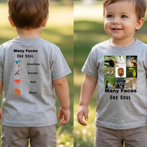 Può includere: Una maglietta grigio chiaro con la scritta "Many Faces ONE SOUL" e un disegno della mappa del mondo. La maglietta presenta un collage di immagini di animali. Il bambino indossa pantaloncini color cachi.