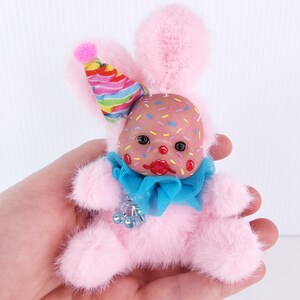 Baby Clown Kaninchen Plüschtier Puppe Schlüsselring Schlüsselbund Pink Creepy Weird Cute Handmade in Australia