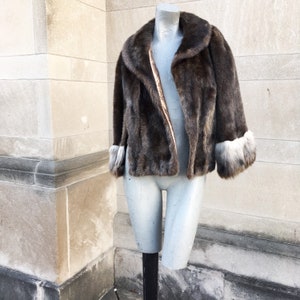 Vintage 60er Jahre Silber braun und Elfenbein weiß Kunstpelz Vintage Cape Jacke mit Taschen kleine mittlere groß