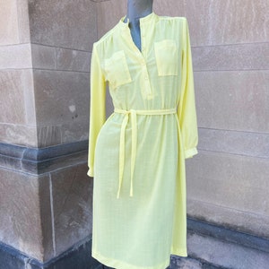 Vintage 70er Jahre licht und breezy Buttercup gelb Shirtwaist Kleid kleine Medium