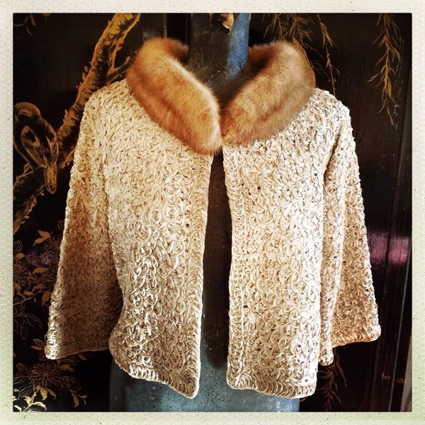 Vintage anni 60 Vintage Champagne Soutache Giacca con Mink Collar 1960s beige nastro piccolo ritagliato 1960s