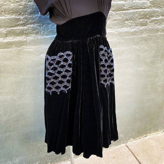 Vintage 50s Black Velvet and Crepe Dress with Blu… - image 5