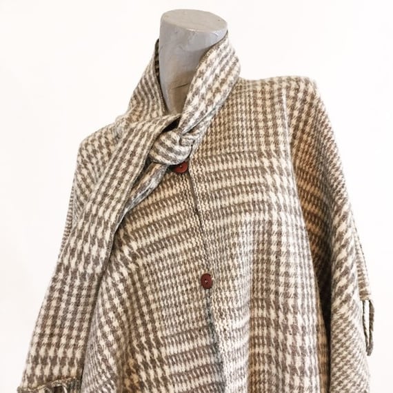 Vintage 70s Gray Beige Wool Plaid Cape with Attac… - image 2