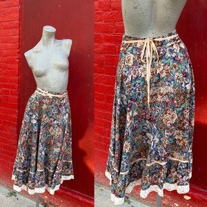 Vintage 70s Blue Green Brown Floral Summer Skirt avec Dentelle et Ruban Ties petit extra petit