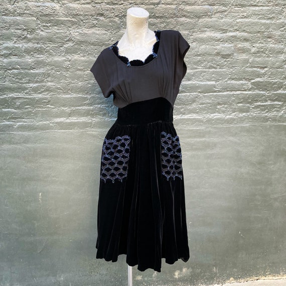 Vintage 50s Black Velvet and Crepe Dress with Blu… - image 4