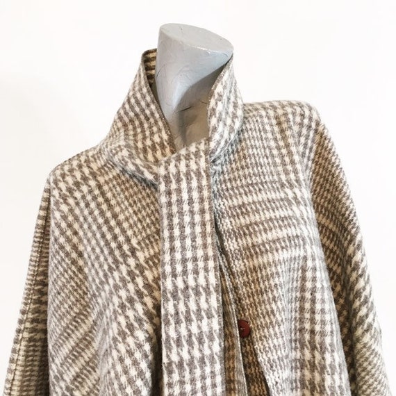 Vintage 70s Gray Beige Wool Plaid Cape with Attac… - image 4