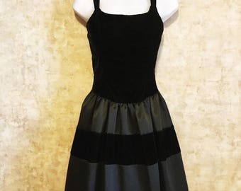 Vintage jaren '80 jaren '90 zwart fluweel en satijn lange jurk met korset en Crinoline jaren '50 geïnspireerde kleine 32 inch buste