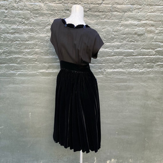 Vintage 50s Black Velvet and Crepe Dress with Blu… - image 6