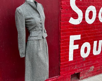 Vintage 70s 80s Charcoal Gray and Ivory White Tweed Hourglass Suit