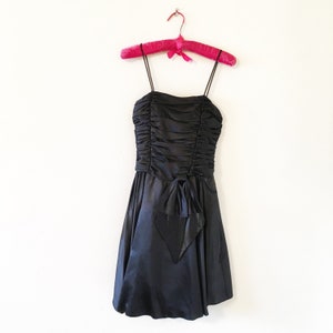 Vintage anni '80 nero liquido Satin Mini Abito con Ruching piccolo extra piccolo