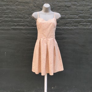 Vintage 80s hecho a mano algodón Mini vestido de sol con pequeñarosa rosa flores rojas 24 en cintura pequeña