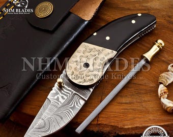 Mini coltello tascabile pieghevole in acciaio Damasco, realizzato a mano su misura, con manico in corno di bufalo, regalo per l'anniversario dei testimoni dello sposo, regalo per papà e figlio, regalo per lui e per lei.