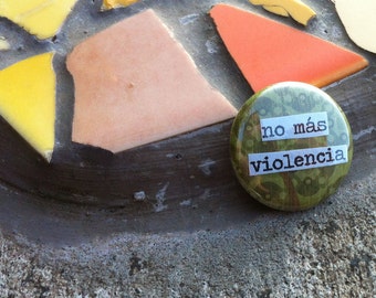 No más violencia  - Spanish Language Pinback Button, Magnet, Zipper Pull, Mirror, Bottle Opener, or Ornament