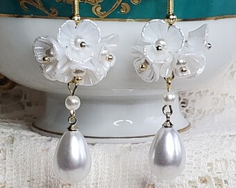 Pearl flower dangle earrings, White pearls with gold, Women's jewelry, Fashion jewelry, drop earrings, flower cluster earrings