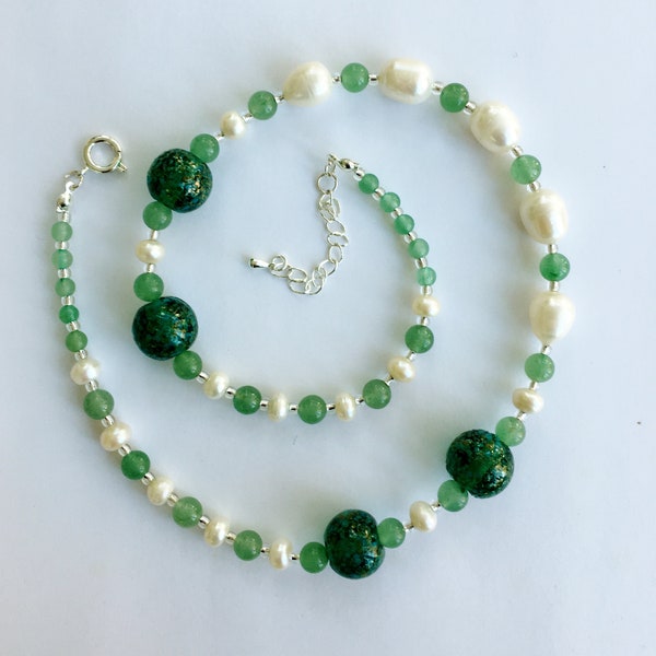 Perles de verre vertes mouchetées fabriquées artisanalement, perles d'eau douce, aventurine verte semi-précieuse, classique avec une torsion, longueur 49 cm, réglable