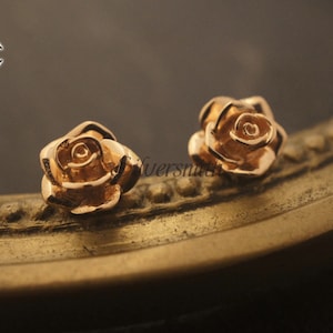 NEW! 18K gold Rose Earrings (Medium) (Solid rose gold)